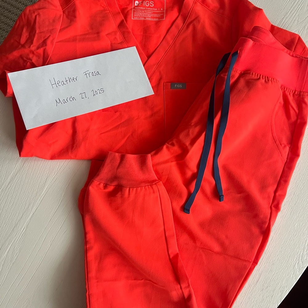 Figs Coral Scrub Set